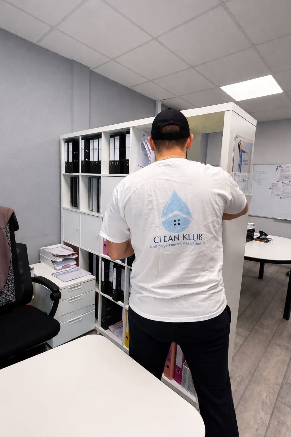 Agent CLEAN KLUB en tenue, intervenant dans un bureau